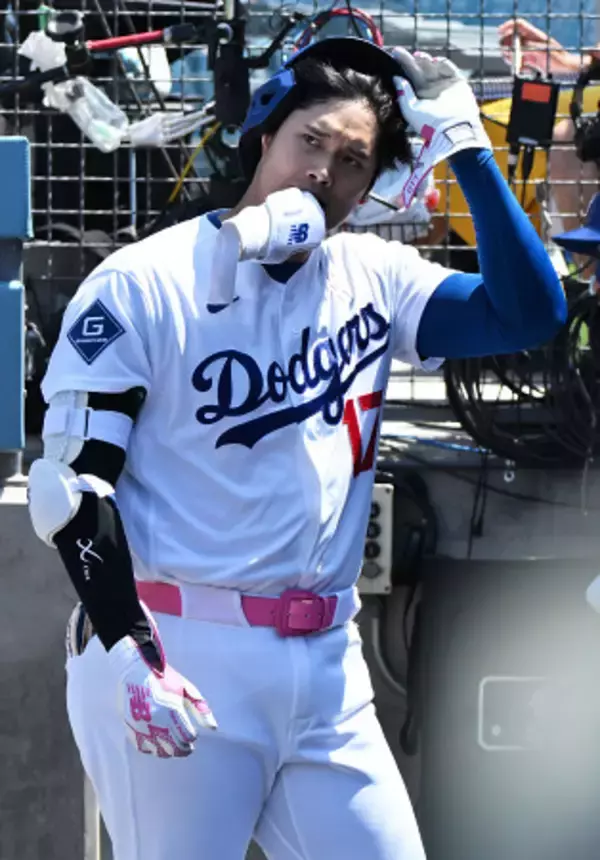 ベンチに戻る大谷　大リーグ