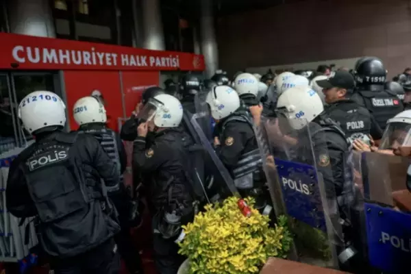 機動隊がトルコ野党本部制圧、職務停止処分の党首を排除