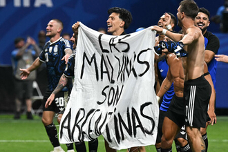 アルゼンチンの選手が領土主張の横断幕＝フォークランド諸島巡り―Ｗ杯サッカー