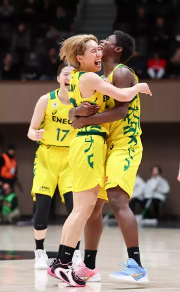 抱き合う宮崎と馬瓜　全日本バスケット