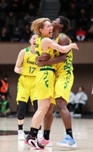 抱き合う宮崎と馬瓜　全日本バスケット