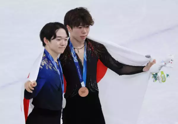 喜ぶ鍵山と佐藤　五輪