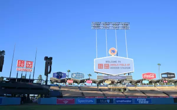 「ユニクロ・フィールドの看板　大リーグ」の画像