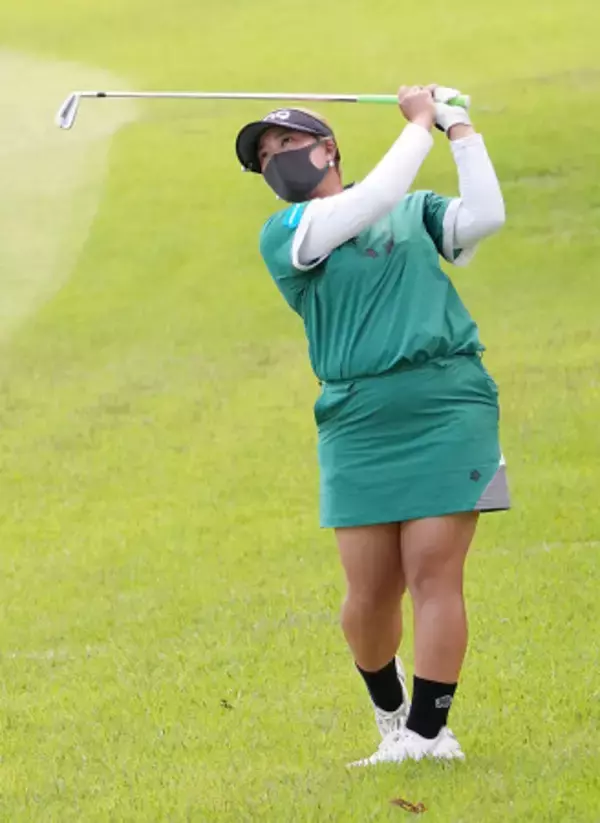 鈴木、高橋彩が首位　女子ゴルフ