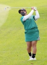 鈴木、高橋彩が首位　女子ゴルフ
