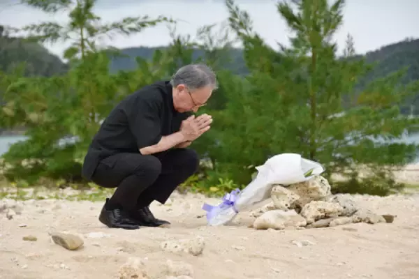 辺野古沖転覆事故で献花