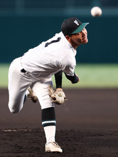 来山の力投　高校野球