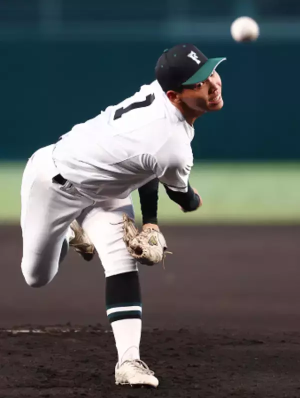 来山の力投　高校野球
