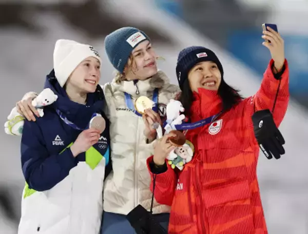 記念撮影する丸山ら　五輪