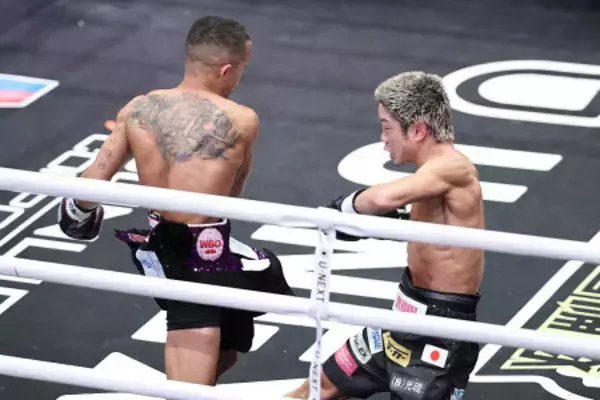 「ダウンを奪われる谷口　ボクシング」の画像