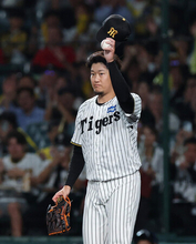 岩貞、笑顔で現役に幕＝同期梅野のミットめがけ―プロ野球・阪神