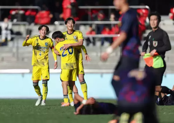 喜ぶ鹿島学園の選手ら　高校サッカー