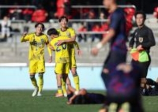 喜ぶ鹿島学園の選手ら　高校サッカー