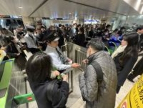 ラッシュ直撃、駅大混雑＝通勤客「歩くか迷う」―山手線見合わせ