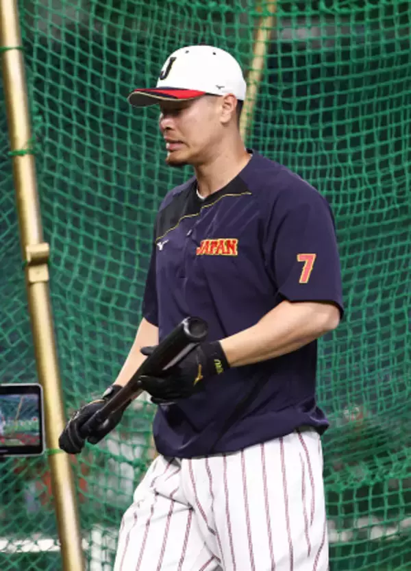 打撃練習に臨む佐藤　野球