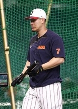 打撃練習に臨む佐藤　野球