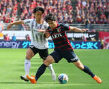 「競り合う知念と日高　Ｊリーグ」の画像1
