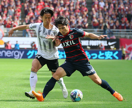 競り合う知念と日高　Ｊリーグ