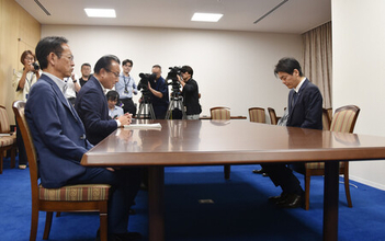 横浜市長に辞職申し入れ＝主要３会派