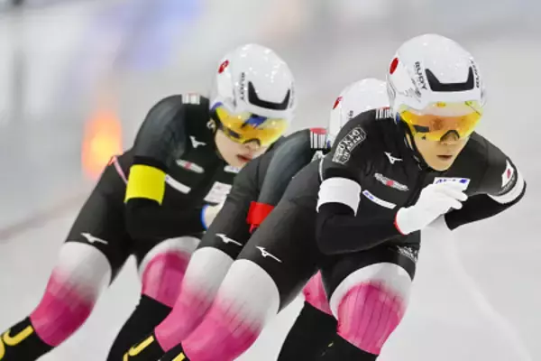 女子団体追い抜きの高木美帆ら