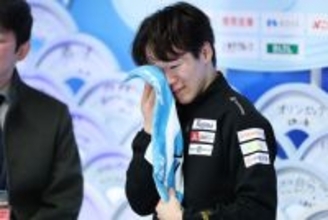 涙を流す鍵山　全日本フィギュア