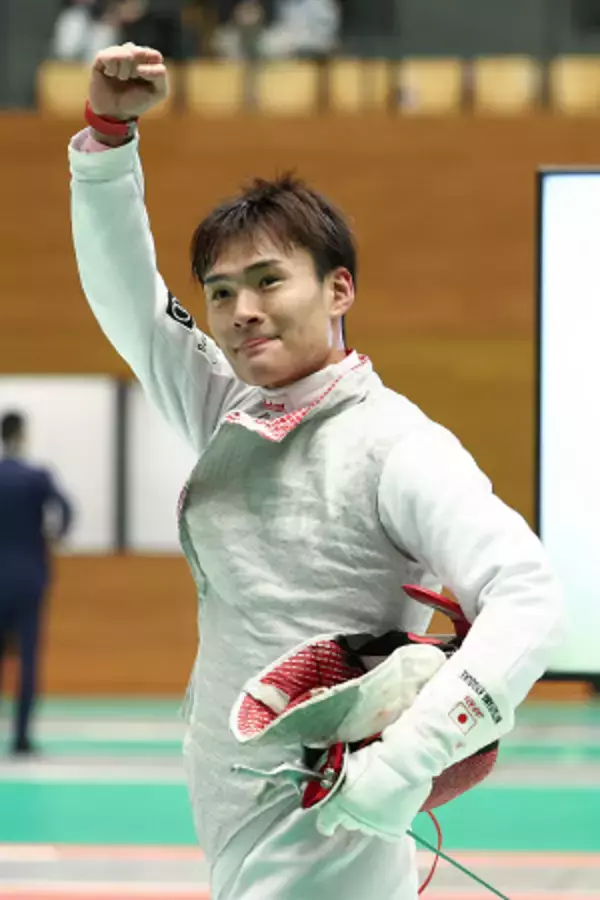声援に応える松山　全日本フェンシング