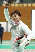 声援に応える松山　全日本フェンシング