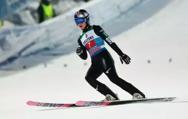 拳を握る小林陵侑