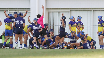 喜ぶ桐蔭学園の選手　高校ラグビー