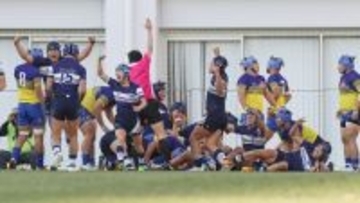 喜ぶ桐蔭学園の選手　高校ラグビー