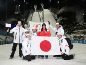 撮影に応じる丸山　五輪