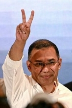 記者会見するラーマン党首