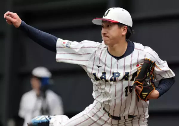 投球練習する大勢