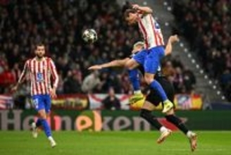 競り合うルノルマン　サッカー