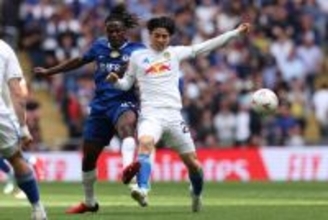 競り合う田中碧　サッカー