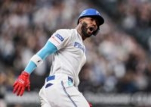 喜ぶカストロ　プロ野球