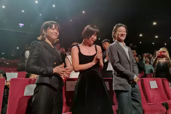 拍手に応える岸井さんら
