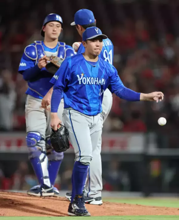 降板する東　プロ野球