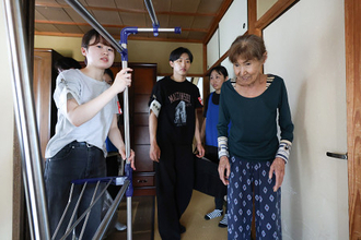 ボランティアの大学生ら