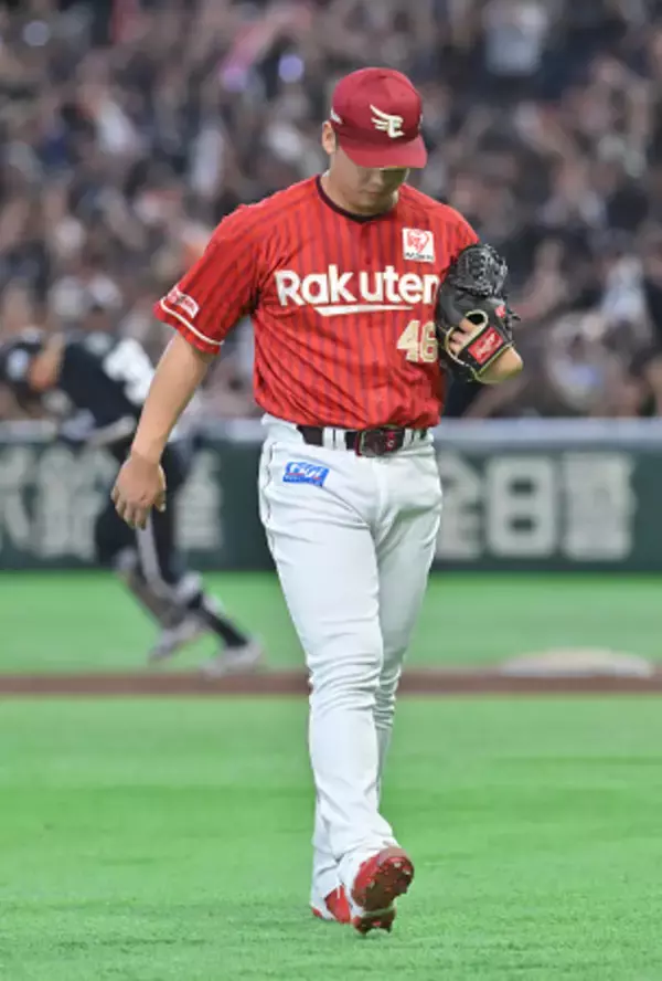 引き揚げる藤平　プロ野球