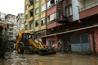 イスタンブールで過去８０年最大の豪雨、洪水発生で３人死亡