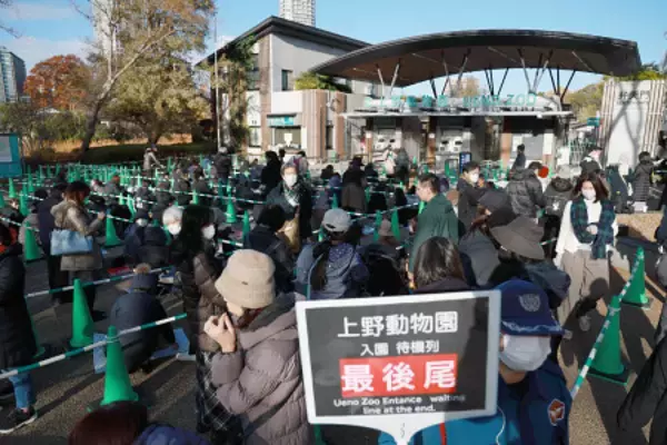 開園を待つ人たち