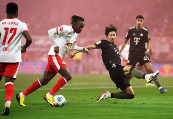 伊藤のプレー　欧州サッカー