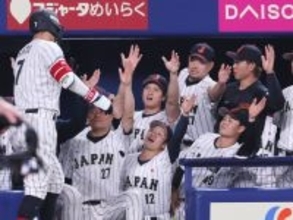 佐藤を迎える大谷ら　野球