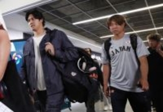 球場入りする大谷ら　野球