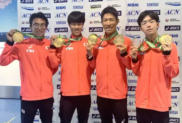 メダルを掲げる勝木ら