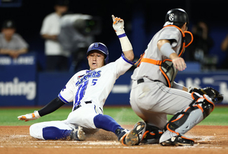 生還する松尾　プロ野球