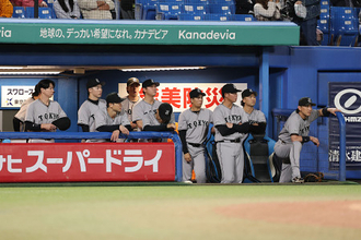 浮かない表情の巨人の選手ら　プロ野球