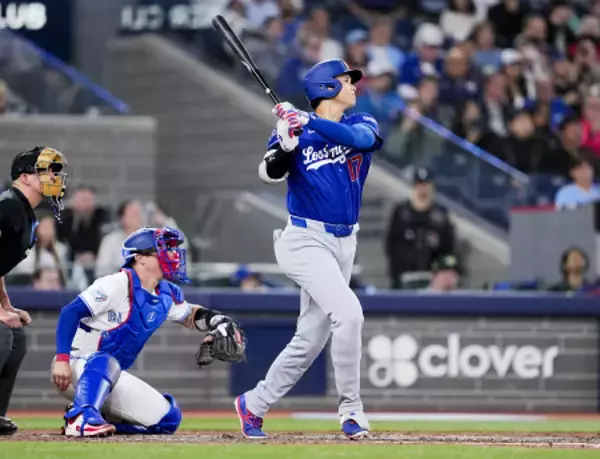 「ソロ本塁打を放つ大谷　大リーグ」の画像