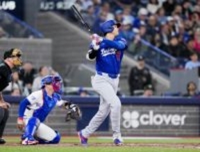 ソロ本塁打を放つ大谷　大リーグ